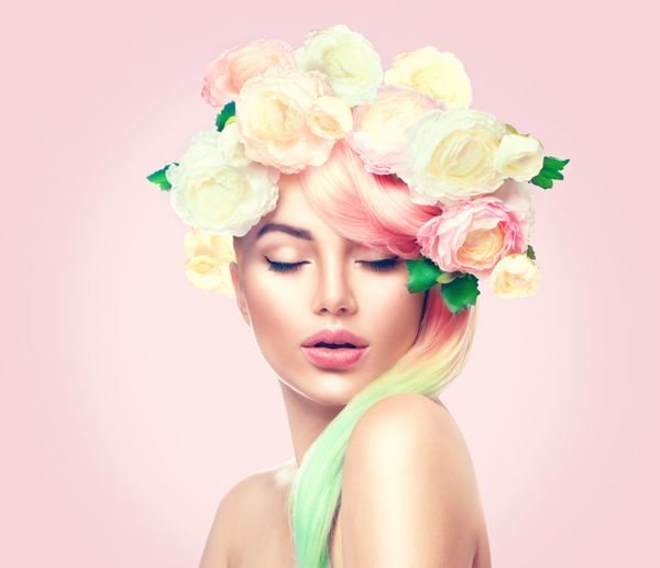 زن بهاری دختر مدل تابستانی زیبایی با تاج گل های رنگارنگ و موهای رنگارنگ مدل موی گل بانوی زیبا با گلهای شکوفه بر سر مدل موی طبیعت آرایش مد تعطیلات