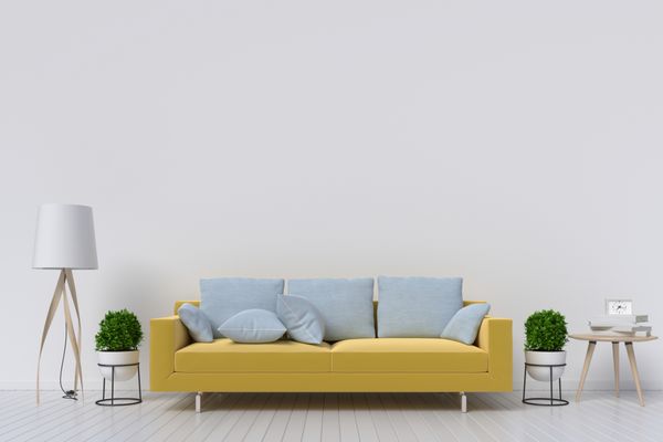فضای داخلی اتاق نشیمن سفید با مبل پارچه ای زرد لامپ و گیاهان در پس زمینه دیوار سفید خالی رندر سه بعدی
