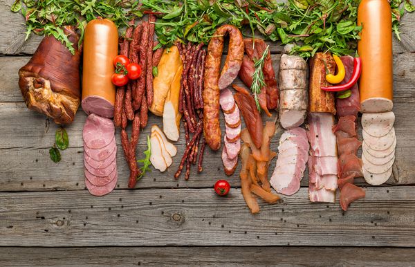مجموعه ای از گوشت های سرد انواع محصولات گوشت سرد فرآوری شده در زمینه چوبی