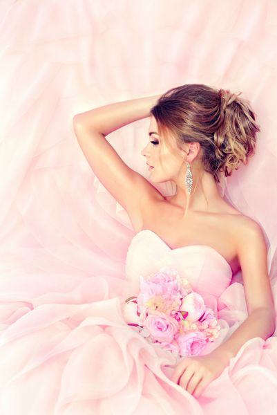 دختر عروس مد در لباس عروسی زیبا با دسته گل عروسی