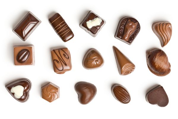 پرالین های شکلاتی مختلف جدا شده در پس زمینه سفید