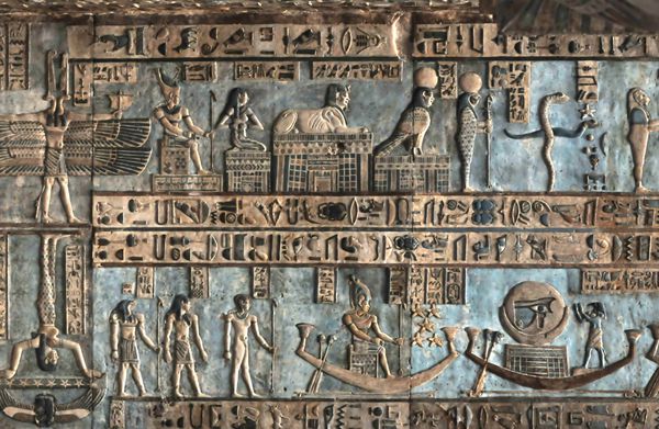 جزئیات خیره کننده مجسمه های نقش برجسته نقاشی شده در سری زودیاک معبد باروری و عشق مصر باستانی الهه هاتور در دندرا در مصر