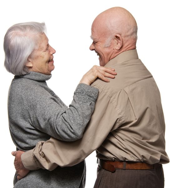 پرتره یک زوج سالمند شاد که یکدیگر را در آغوش گرفته اند
