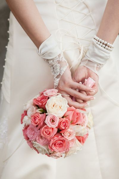 دسته گل عروسی از رزهای صورتی و سفید