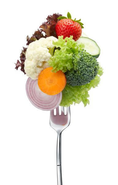 انواع سبزیجات روی چنگال جدا شده روی سفید