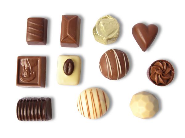 شکلات های مختلف در اشکال مختلف جدا شده به رنگ سفید
