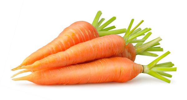 هویج جدا شده انبوهی از هویج تازه با ساقه های جدا شده در زمینه سفید
