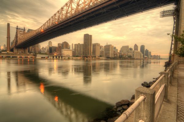 پل کوئینزبورو بر روی رودخانه شرقی در شهر نیویورک