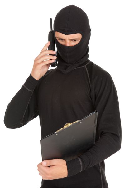 دزد مرد جوان با کلاه بلند با تلفن همراه و کلیپ بورد پس زمینه سفید