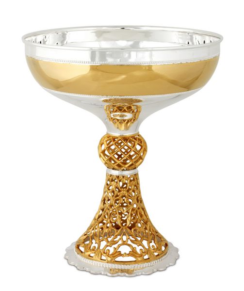 فنجان طلایی جدا شده روی سفید