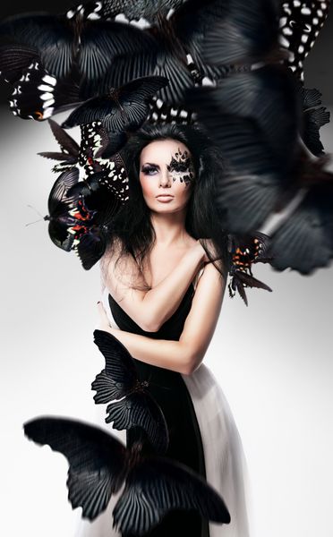 زنی با موهای مشکی و آرایش هنری و پروانه های سیاه