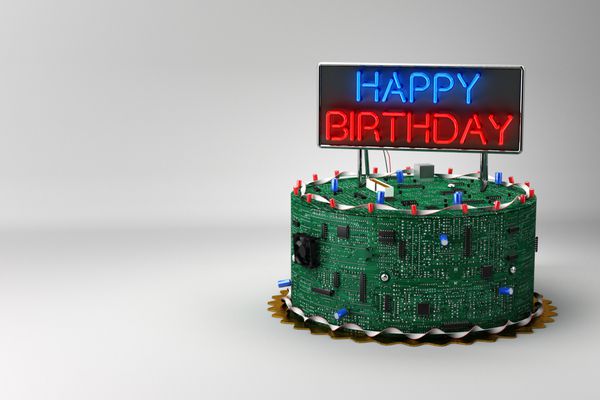کیک تولد سرگرم کننده برای گیک ها با قطعات الکترونیکی