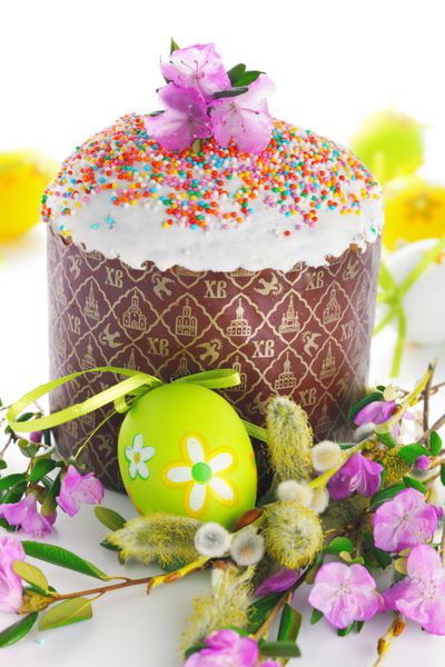 کیک عید پاک با آیسینگ gl و گل در پس زمینه سفید