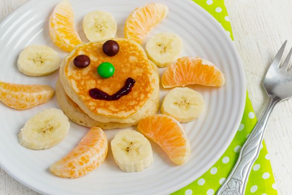 پنکیک با میوه و مربا برای بچه ها مفهوم صبحانه