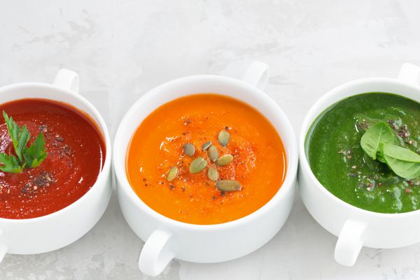 مجموعه ای از سوپ خامه ای رنگارنگ سبزیجات در پس زمینه سفید