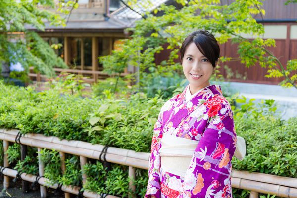 زنی با لباس سنتی ژاپنی