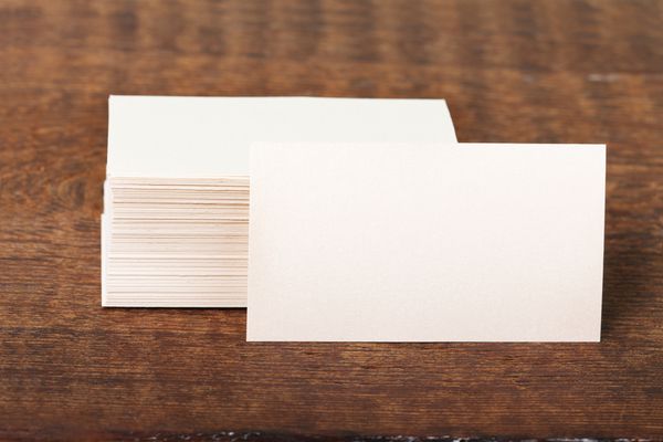 ماکت کارت ویزیت کاغذ پنبه ای سفید ضخیم روی عرشه چوبی قدیمی