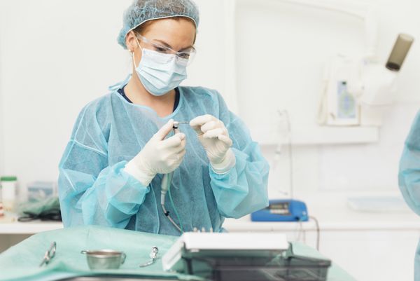 دندانپزشکان با بیمار در حین مداخله دندانپزشکی