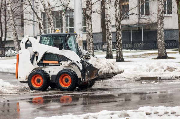 لودر برف در خیابان های شهر را پاک می کند