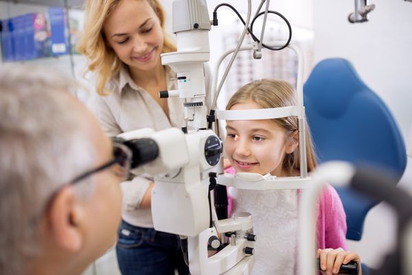 صحبت مادر و دخترش با متخصص چشم در کلینیک