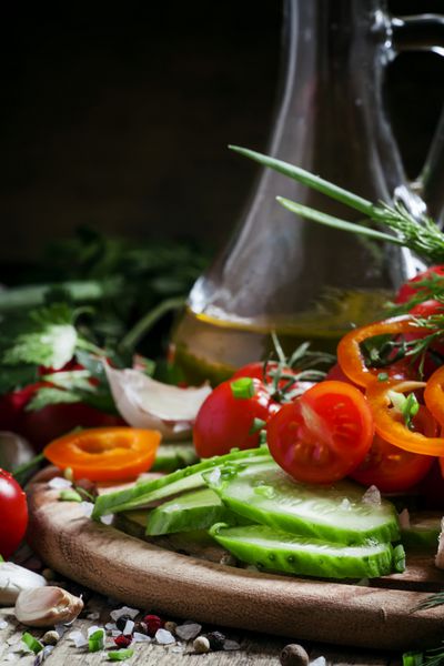 سبزیجات تازه ادویه جات ترشی جات و روغن زیتون را برای سالاد بهاره برش دهید