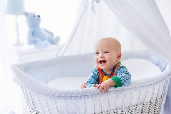 نوزاد ناز در مهد کودک سفید
