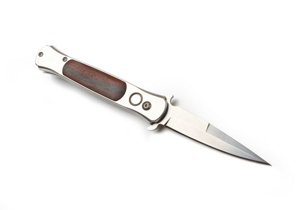 چاقوی تاشو قفل فنری اتوماتیک از فولاد ضد زنگ سلاح سبک رترو جدا شده در پس زمینه سفید چاقوی بسیار محبوب برای گانگسترها
