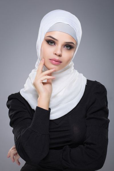 زنی با حجاب روسری مسلمان