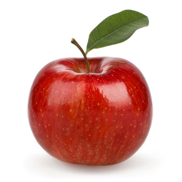سیب قرمز خوش طعم رسیده با برگ جدا شده روی سفید