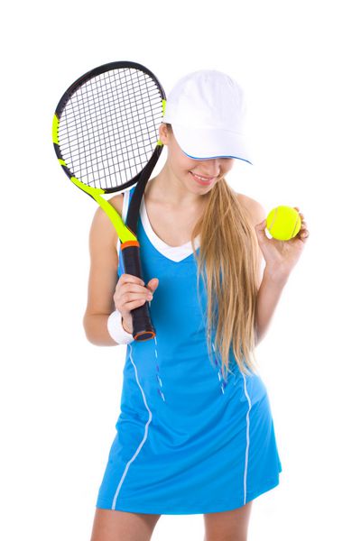 تنیس باز زیبا با راکت و توپ در پس زمینه سفید