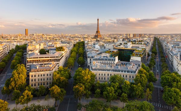 پاریس از بالا با بام‌ها برج ایفل خیابان‌های درخت‌کاری‌شده با ساختمان‌های هاوسمانی که با غروب خورشید روشن شده‌اند خیابان کلبر خیابان dIena و خیابان Marceau منطقه 16