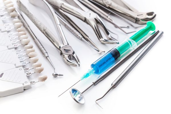 ابزار و سرنگ دندانپزشکی با بیهوشی