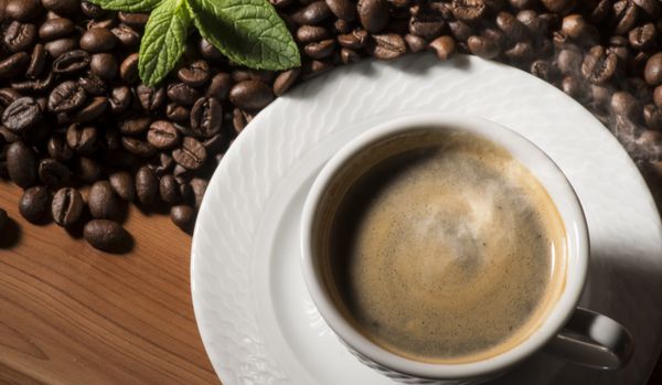 فنجان قهوه روی میز چوبی