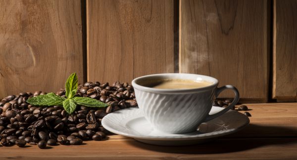 فنجان قهوه روی میز چوبی