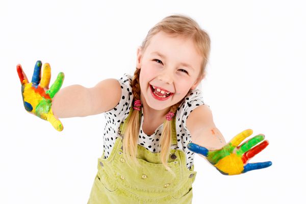 دختر ناز کوچولویی که با رنگ ها بازی می کند