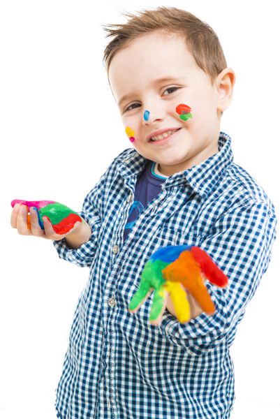 کودکی شاد با دستانش تماماً نقاشی شده در حال بازی