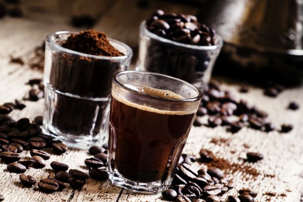 قهوه اسپرسو سیاه و مواد لازم برای پخت و پز قهوه برشته