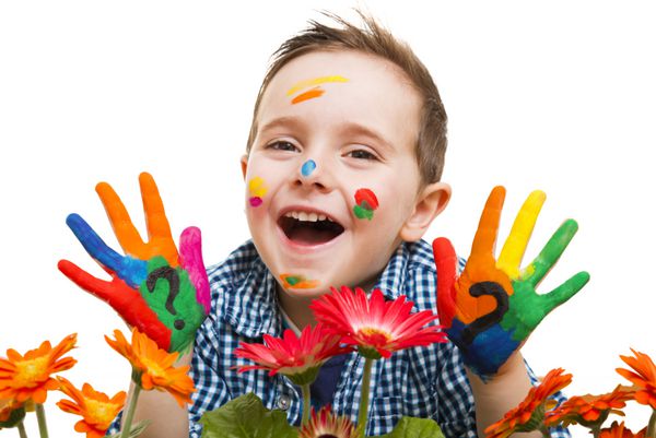کودکی شاد با دستانش تماماً نقاشی شده در حال بازی