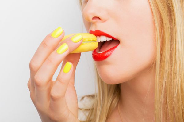 زن در حال خوردن ماکارون زرد