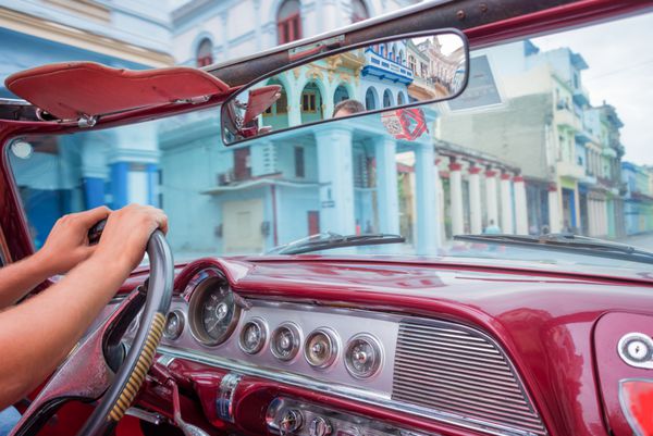 هاوانا نمایی از داخل یک ماشین قدیمی کلاسیک آمریکایی کوبا