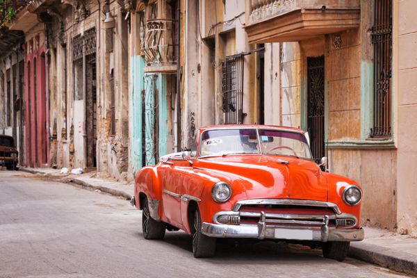 ماشین کلاسیک آمریکایی قدیمی در خیابانی در هاوانای قدیمی کوبا