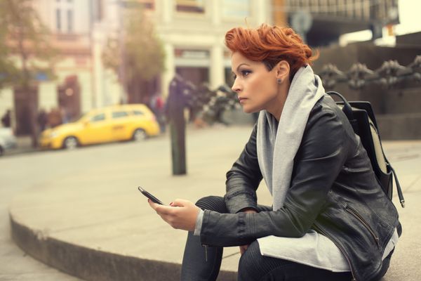 زن جوان با استفاده از تلفن همراه در خیابان زن جوان با استفاده از تلفن همراه در خیابان