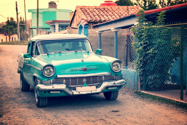 ماشین کلاسیک آمریکایی قدیمی در خیابانی از وینالس کوبا