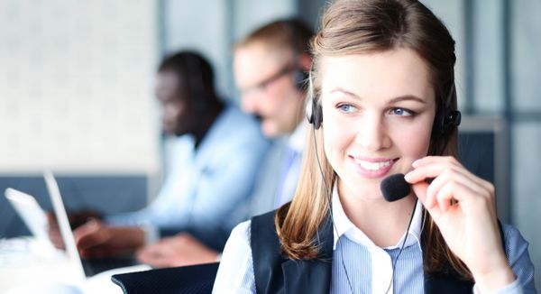 پرتره کارگر مرکز تماس همراه با تیمش اپراتور خندان پشتیبانی مشتری در محل کار