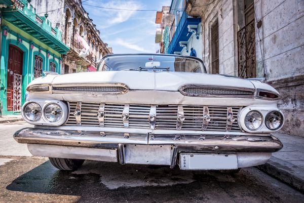 ماشین کلاسیک آمریکایی قدیمی در هاوانا کوبا