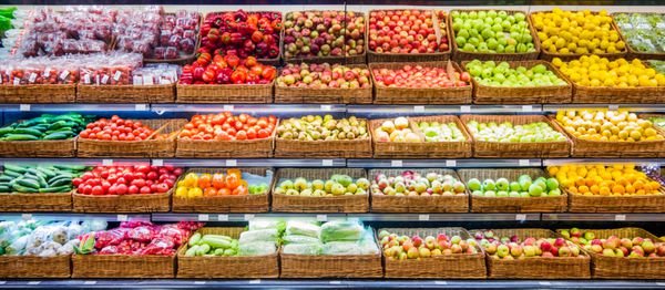 میوه ها و سبزیجات تازه در قفسه در سوپرمارکت