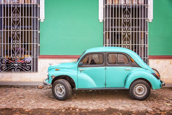 ماشین قدیمی در یکی از خیابان‌های سنگفرش ترینیداد کوبا