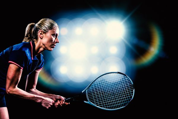 تصویر ترکیبی از تنیس باز در حال بازی تنیس با راکت