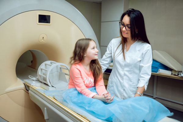 تجهیزات پزشکی پزشک و بیمار در اتاق MRI در بیمارستان