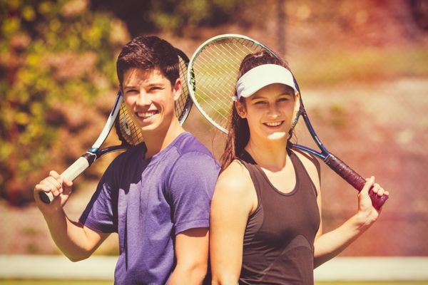 زوج جوان در حال بازی تنیس